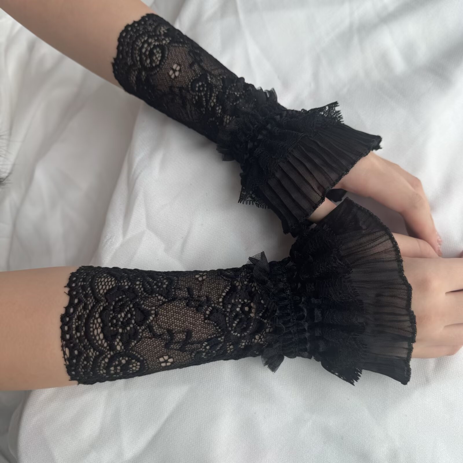 Lace Hollow Wrist Covers Trump - огляд і ціна Women'S Formal Accessories
